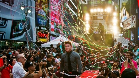 'Canelo' Alvarez fue ovacionado por el público asistente cuando pisó la alfombra roja de 'Times Square' en Manhattan.