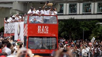 Miles de aficionados vitorearon con gran entusiamo al Heat de Miami,  campeones de la NBA, que desfilaron en un bus de dos plantas y en donde mostraron orgullosos el galardón ganado en la final frente a los Spurs de San Antonio.