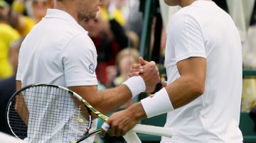 Rafael Nadal (der.) se saluda con el belga  Steve Darcis luego de su derrota en la primera ronda del Abierto de Wimbledon.