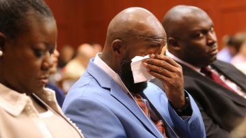 Los padres del joven Trayvon Martin y Sybrina Fulton reaccionan durante los argumentos de apertura del caso contra George Zimmerman.