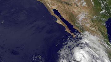 Imagen provista por NOAA que muestra la ubicación del huracán Cosme frente a la costa mexicana del Pacífico.