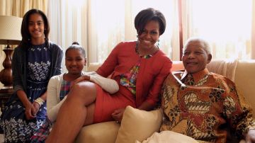 La familia del presidente Obama: su pesposa Michelle y sus hijas Malia (izq.) y Sasha, se reunieron con el expresidente Nelson Mandela en su casa durante una visita que realizaron a Sudáfrica en el 2011.