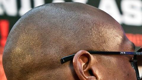 La promoción de la pelea continúa entre tumultos.