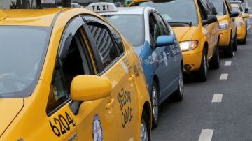 Taxistas locales manejaron alrededor de la alcaldía contra quienes llamaron "bandidos de alta tecnología sin licencia"