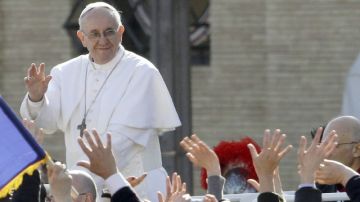 El Papa Francisco saluda a los fieles de visita en la plaza de San Pedro.