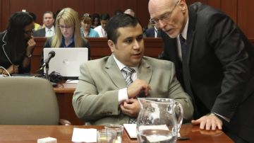 El exvigilante de origen hispano George Zimmerman (i) habla con su abogado, Don West (d), en la sala del tribunal de Seminole que le juzga, en Sanford, Florida.