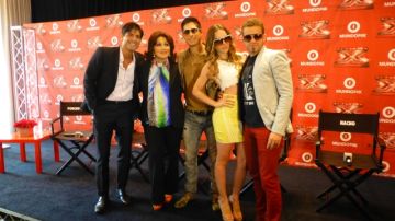 Desde la izquierda aparecen: el presentador Poncho de Anda, y los jueces  Angélica María, Chino, Belinda y Nacho.