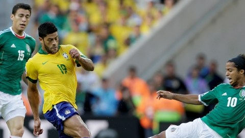 El brasileño Hulk (19) quien disputa el balón con el mexicano Gio dos Santos (10), será de la partida frente a Uruguay