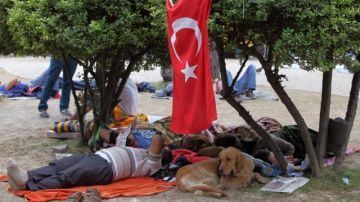 Manifestantes  turcos acostados en el parque  Kugulu Park en Ankara, donde se han realizado numerosas protestas con saldode heridos y detenidos.