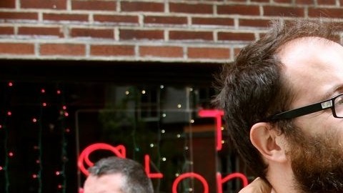 A la derecha, Sion Fullana, originario de España, con su pareja Antor Kawasaki, mientras celebraban el fallo del Supremo en Stonewall, Manhattan. "Estamos muy felices, tenemos más de 8 años juntos y un año y medio casados en la Ciudad de Nueva York. El es americano y yo soy de España, y hemos tenido muchos obstáculos por el tema de DOMA para obtener los mismos derechos que una pareja heterosexual casada", dijo Fullana.