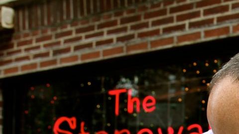 Frente a Stonewall, dos ciudadanos comparten la emoción por la decisión del Supremo que garantiza igualdad para los matrimonios entre personas del mismo sexo.