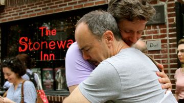 Frente a Stonewall, dos ciudadanos comparten la emoción por la decisión del Supremo que garantiza igualdad para los matrimonios entre personas del mismo sexo.
