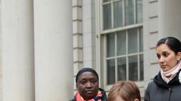 Wendy García, a la extrema izquierda en el micrófono, saca fuerzas para luchar contra las faltas de la policía de la Ciudad de Nueva York (NYPD).