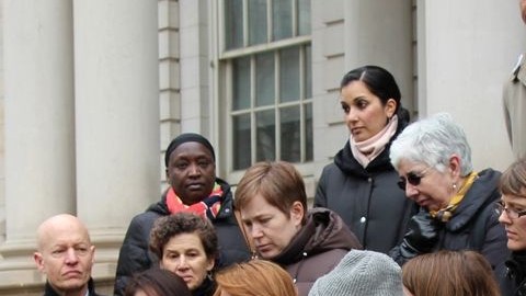 Wendy García, a la extrema izquierda en el micrófono, saca fuerzas para luchar contra las faltas de la policía de la Ciudad de Nueva York (NYPD).