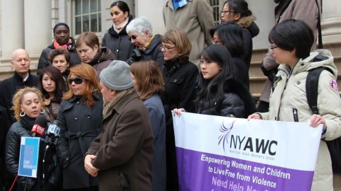 Wendy García, a la extrema izquierda en el micrófono, saca fuerzas para luchar contra las faltas de la policía de la Ciudad de Nueva York (NYPD).