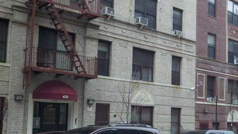 Los inquilinos que sufrieron la intimidación viven en apartamentos que fueron recientemente adquiridos por la entidad.