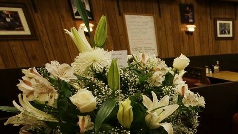 En la heladería Holsten's, en Bloomfield, Nueva Jersey, se le rindió tributo a Gandolfini desde que se reportó su fallecimiento, el pasado miércoles.
