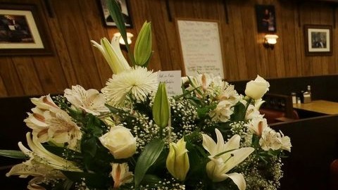 En la heladería Holsten's, en Bloomfield, Nueva Jersey, se le rindió tributo a Gandolfini desde que se reportó su fallecimiento, el pasado miércoles.