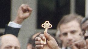 Mandela junto al alcalde de Nueva York, David Dinkins (derecha), y el gobernador  Mario Cuomo, tras recibir  la llave de la ciudad.