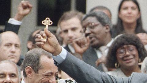 Mandela junto al alcalde de Nueva York, David Dinkins (derecha), y el gobernador  Mario Cuomo, tras recibir  la llave de la ciudad.