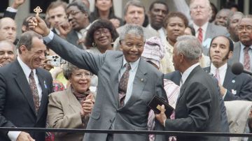 Mandela junto al alcalde de Nueva York, David Dinkins (derecha), y el gobernador  Mario Cuomo, tras recibir  la llave de la ciudad.