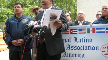 El presidente de la Asociación Nacional de Policías Latinos en Nueva York, Anthony Miranda, exigiendo trato justo hoy.