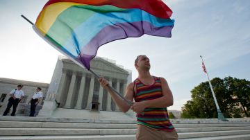 Cientos de personas que apoyan los matrimonios gay se hicieron presente esta mañana frente a la Corte Suprema en Washington.
