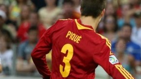Alberto Gilardini (d) de Italia en acción ante Gerard Pique (i) de España durante la semifinal de la Copa Confederaciones