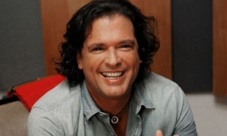 Su más reciente álbum, "Corazón Profundo", salió al mercado en abril y ya ha registrado dos No. 1 en las listas de popularidad de la revista Billboard.