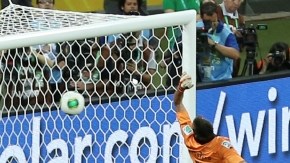 Paulinho (der.) ya cabeceó para  el 2-1 que selló la victoria.