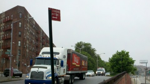 A la derecha se ve la autopista Sheridan y a la izquierda una de las salidas por donde los camiones entran al barrio de Morrisania.
