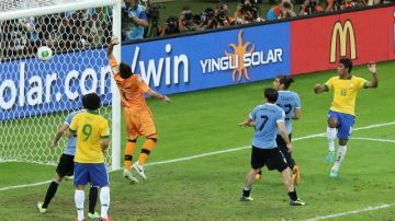 Cuando expiraba el cotejo apareció Paulinho y de golpe de cabeza venció la resistencia del portero uruguayo para anotar el gol de la victoria de Brasil.