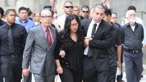 Los padres de la menor muerta junto a otros parientes salen de la corte de Manhattan.