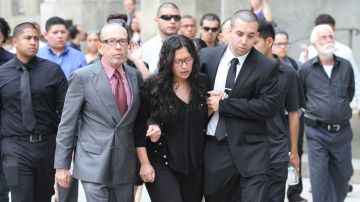 Los padres de la menor muerta junto a otros parientes salen de la corte de Manhattan.