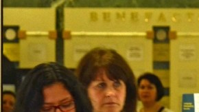 Katia Gutiérrez abandona en camilla el hospital San Lucas de Manhattan, donde recibió tratamiento, luego de ser atropellada junto a su nieta Ariel Russo.