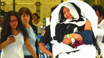 Katia Gutiérrez abandona en camilla el hospital San Lucas de Manhattan, donde recibió tratamiento, luego de ser atropellada junto a su nieta Ariel Russo.