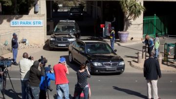 El automóvil del presidente Jacob Zuma abandona el hospital de Pretoria tras visitar a Mandela.