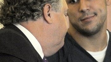 Con un gesto Aarón Hernández expresa su sentir a su abogado, Michael Fee, luego de que le fuera negada la libertad bajo fianza por segunda vez.