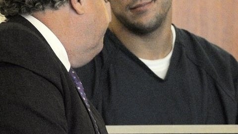 Con un gesto Aarón Hernández expresa su sentir a su abogado, Michael Fee, luego de que le fuera negada la libertad bajo fianza por segunda vez.