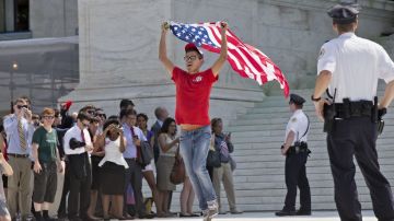 Un joven celebraba en las afuera de la Corte Suprema de Justicia en Washington, tras el fallo favorable a los matrimonios gay.