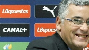 El presidente del Espanyol de Barcelona, Joan Collet y el técnico mexicano Javier Aguirre