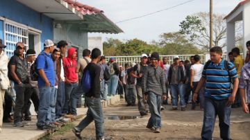 Migrantes mexicanos y centroamericanos en las afueras del albergue La 72, de Tenosique, Tabasco a la espera de poder cruzar a los Estados Unidos.