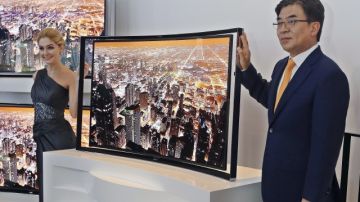 Un televisor de 55 pulgadas de diodos orgánicos emisores de luz (OLED) con pantalla curva es expuesta en la sede de Samsung en Seúl (Corea del Sur).