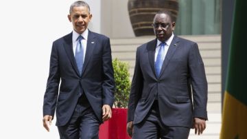 El presidente de Estados Unidos, Barack Obama (i), a su llegada a una rueda de prensa ofrecida junto al presidente senegalés, Macky Sall (d), en Dakar (Senegal).