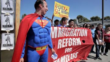 Ni aunque "Superman" los obligue, los representantes alegan que no aprobarán una reforma migratoria en poco tiempo.