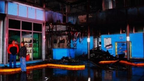 Los daños en la estación de servicio fueron evidentes.