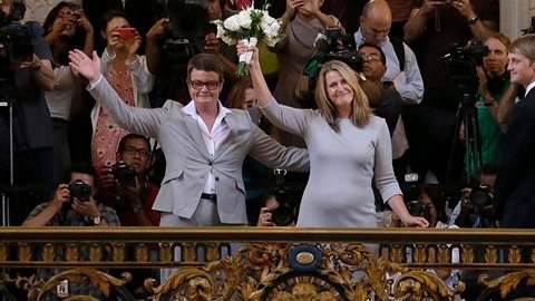 Kris Perry, izquierda, y Sandy Stier son la primera pareja gay en casarse en San Francisco después de que el tribunal federal de apelaciones autorizara la reanudación inmediata de la expedición de licencias de matrimonio en California a parejas del mismo sexo.