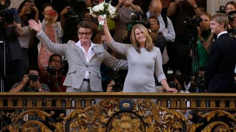 Kris Perry, izquierda, y Sandy Stier son la primera pareja gay en casarse en San Francisco después de que el tribunal federal de apelaciones autorizara la reanudación inmediata de la expedición de licencias de matrimonio en California a parejas del mismo sexo.