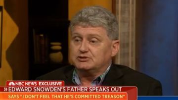 Lonnie Snowden defendió por TV la postura de su hijo.