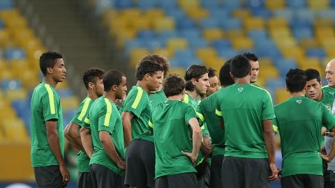 El entrenador brasileño, Luis Felipe Scolari (3d), conversa con sus jugadores durante un entrenamiento en el estadio Maracaná de Río de Janeiro
